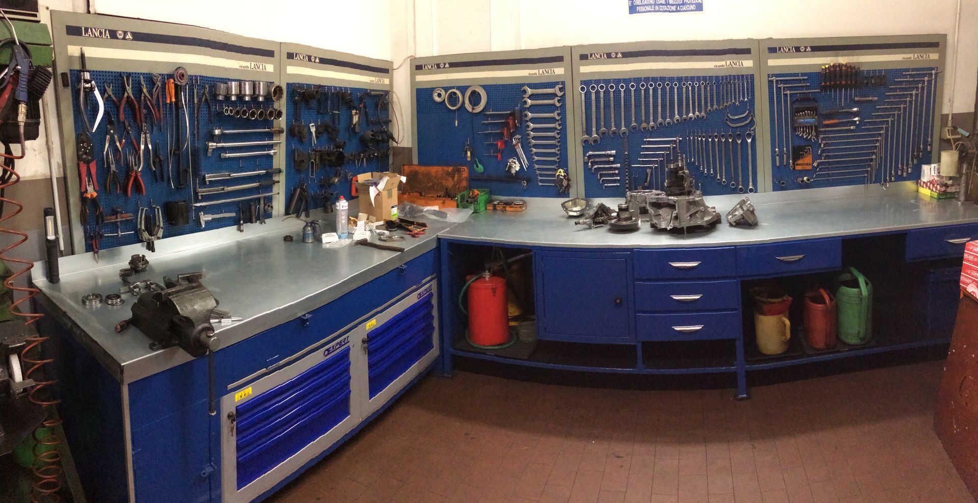 Un banco da lavoro con un sacco di attrezzi sopra