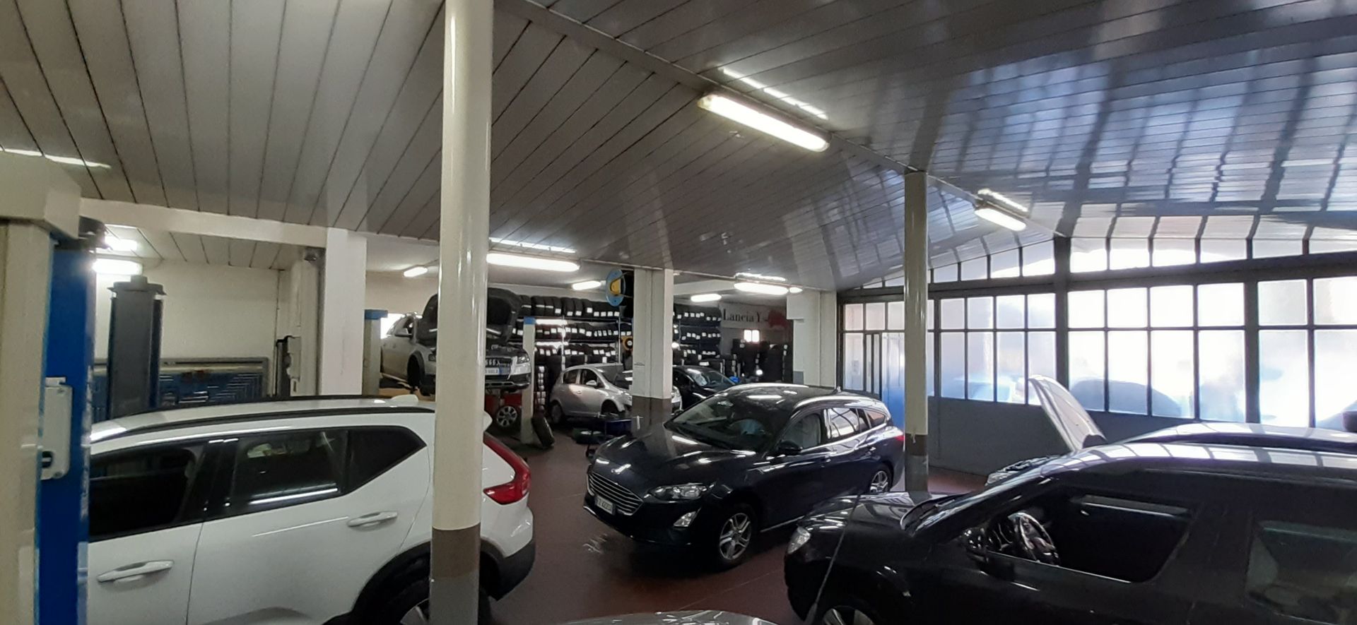 Molte auto sono parcheggiate in un garage.