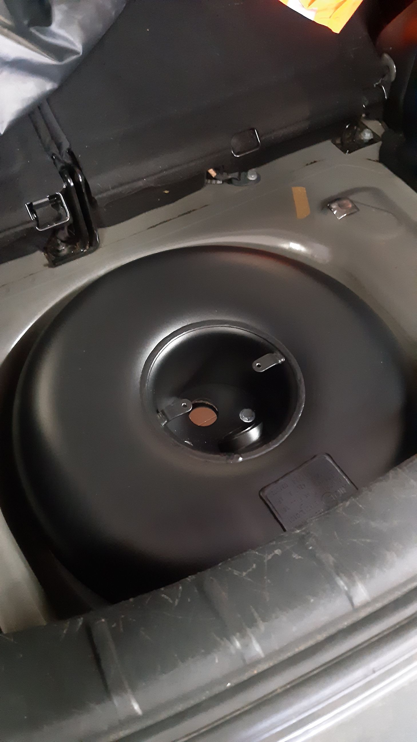 Un serbatoio di carburante si trova nel bagagliaio di un'auto.