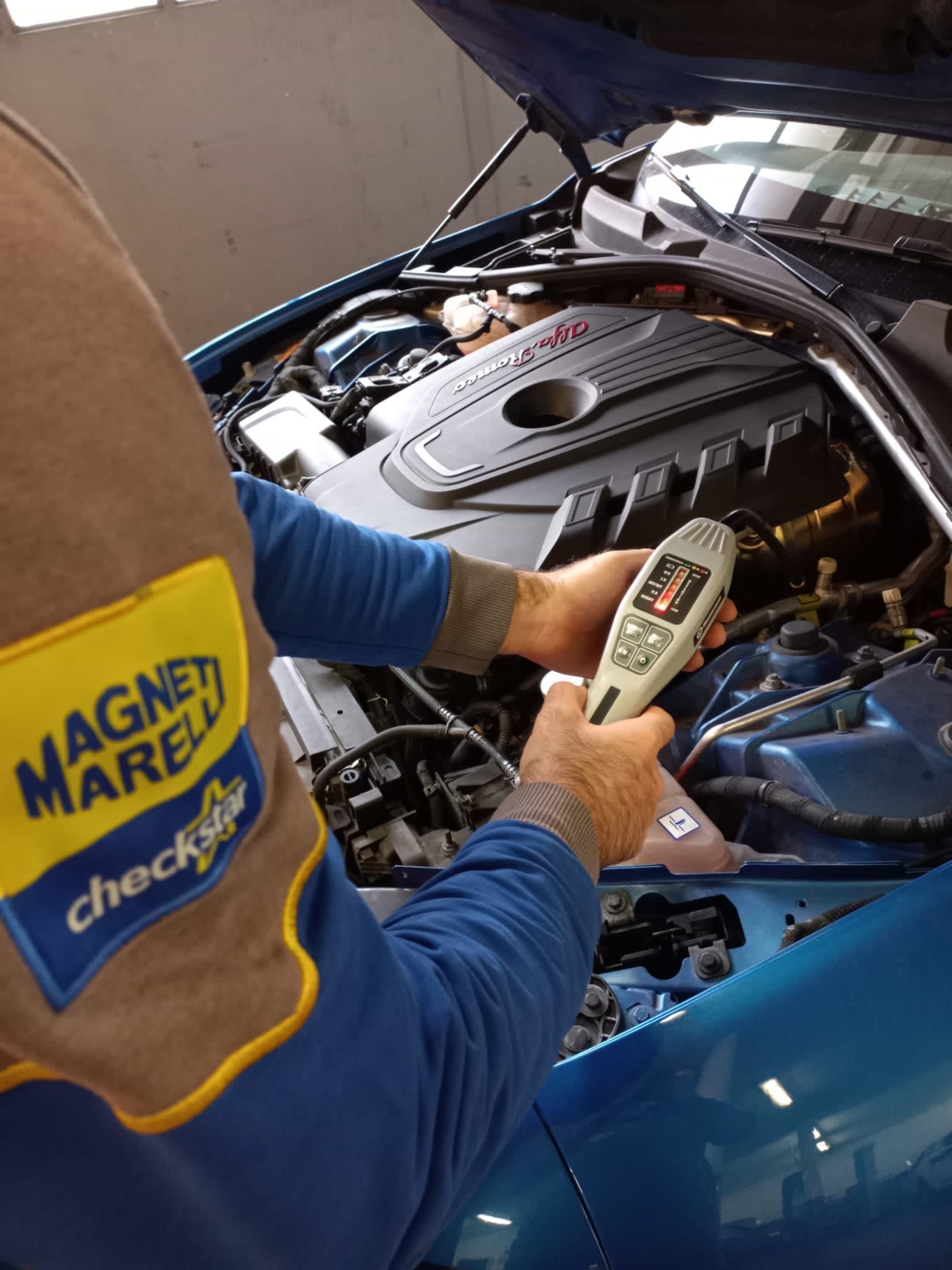 Un uomo che indossa una maglietta con la scritta 