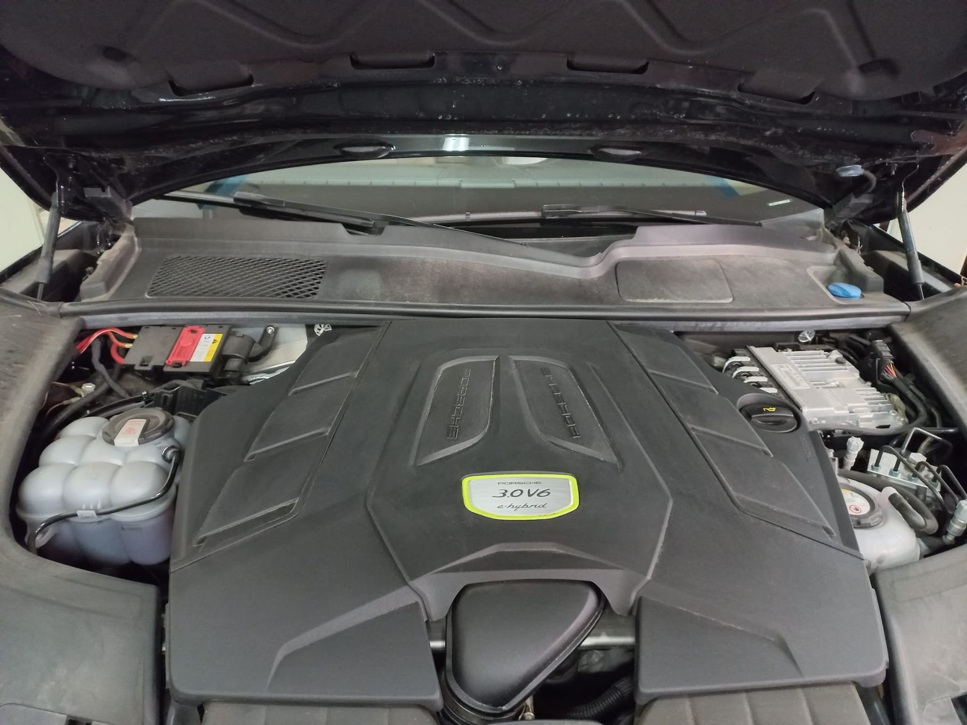 Il motore di un'auto è mostrato con il cofano alzato.