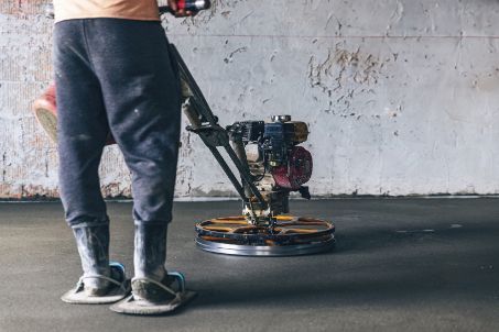 The process of polishing floor being shown to achieve a durable and stunning polished concrete floors for a residential property in Bendigo VIC.