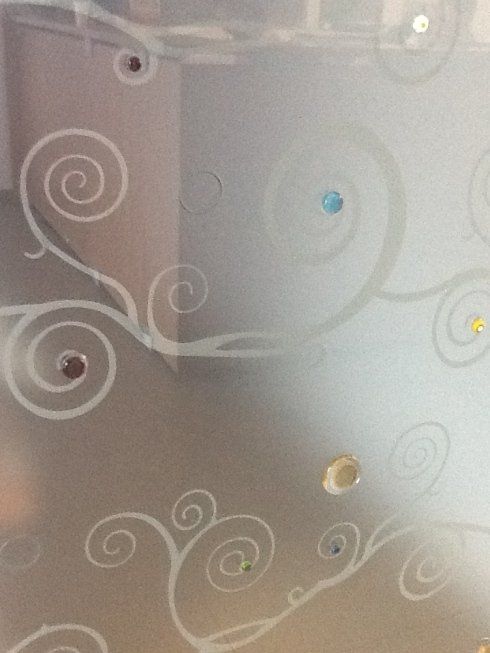 Parete in vetro opaco con decorazione