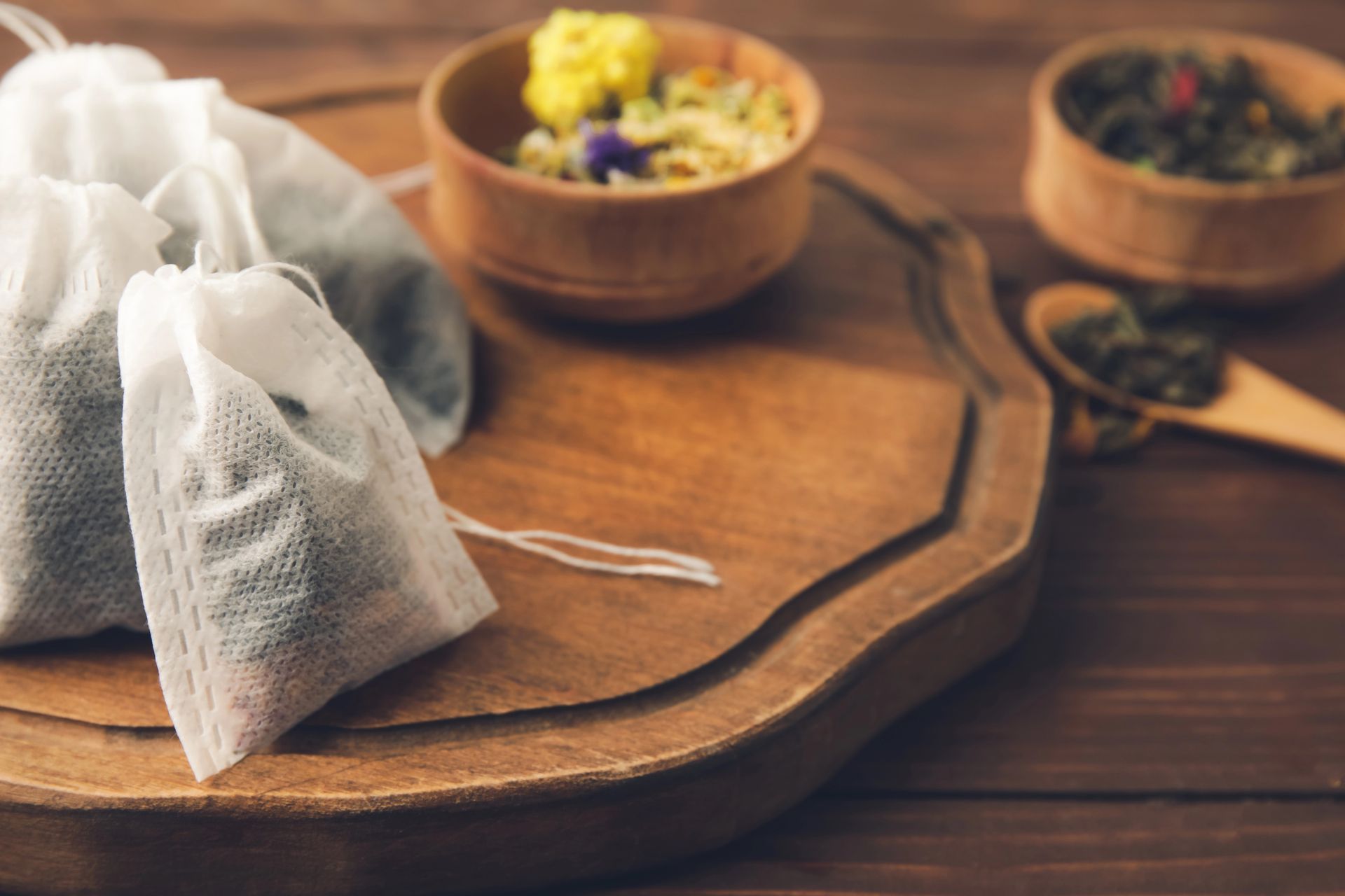 tisane su vassoio di legno