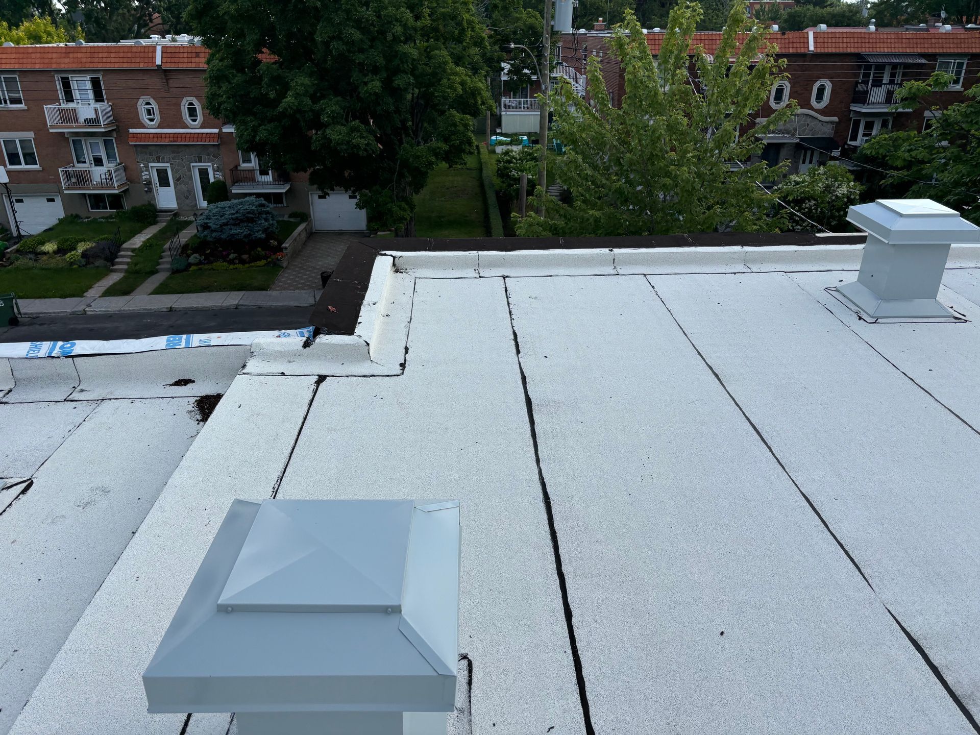Deux ouvriers du bâtiment installent des panneaux solaires sur le toit d'un bâtiment.