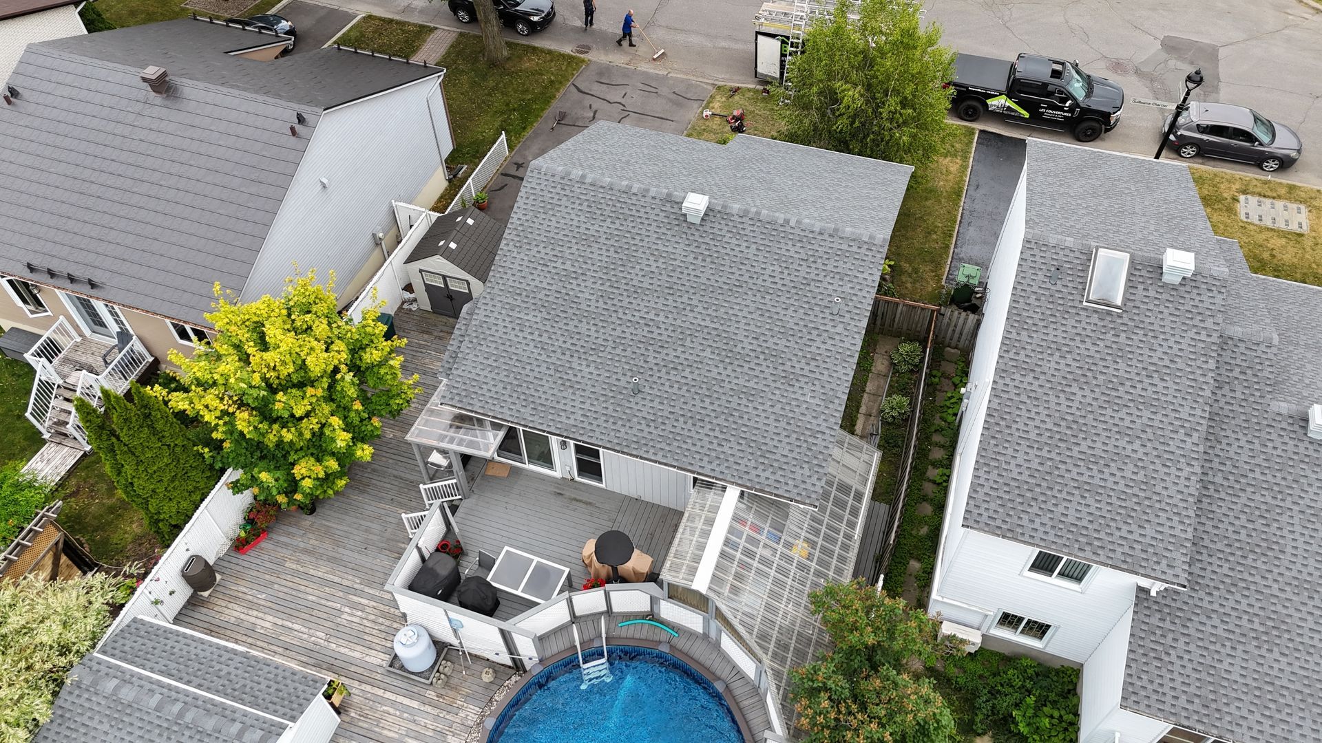 Une vue aérienne d'une maison avec une piscine dans l'arrière-cour.