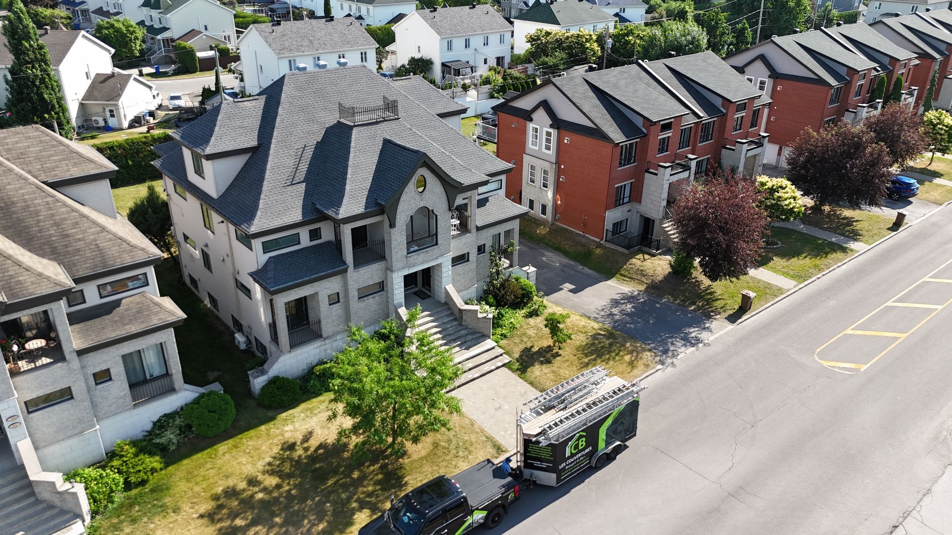 Une vue aérienne d'une rangée de maisons dans un quartier résidentiel.
