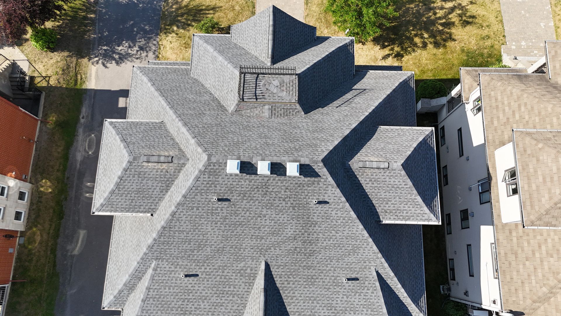 Une vue aérienne du toit d'une maison avec beaucoup de fenêtres.