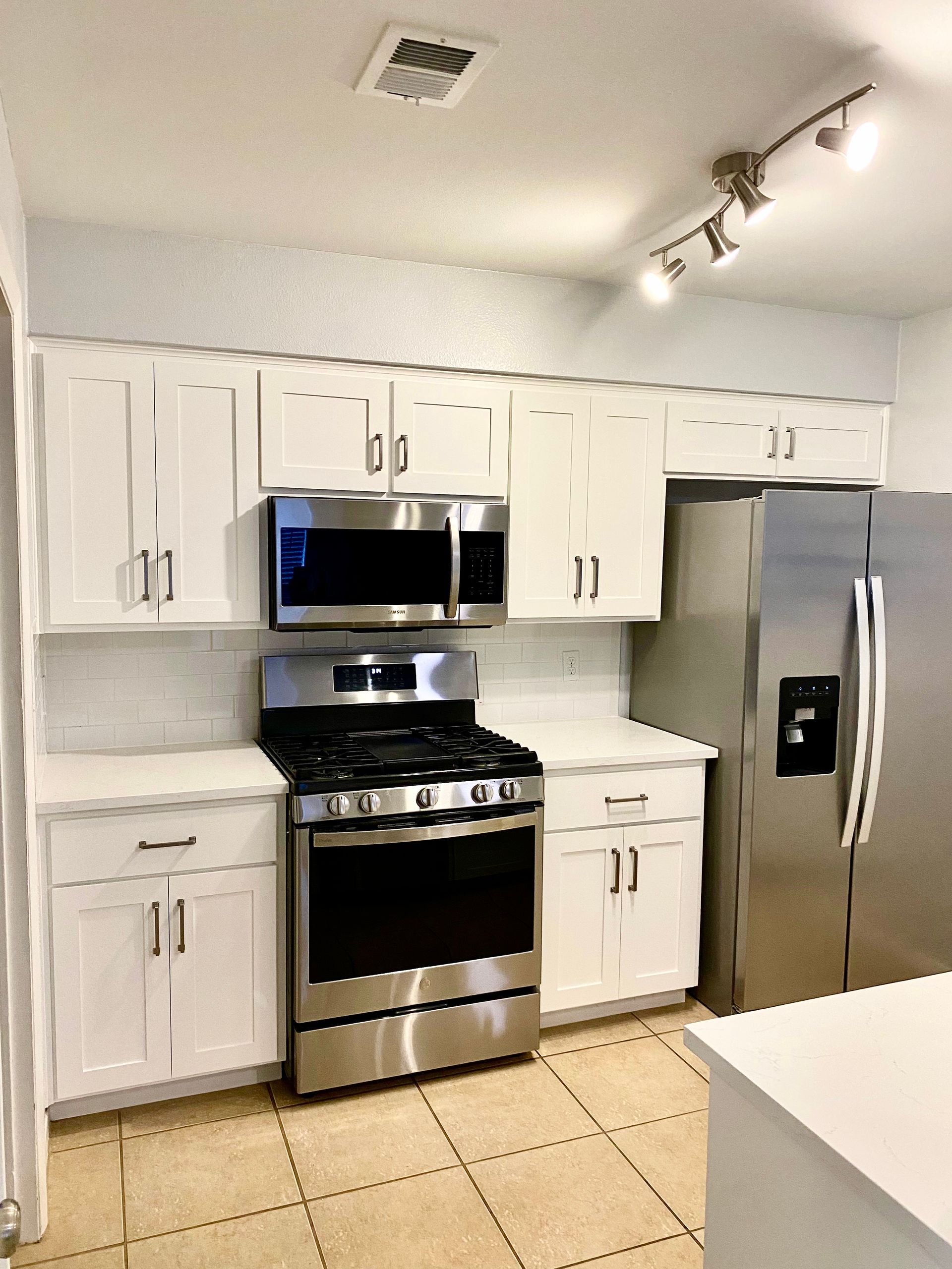 Austin kitchen cabinet refacing in Bouldin Creek with shaker doors and Benjamin Moore Simply White