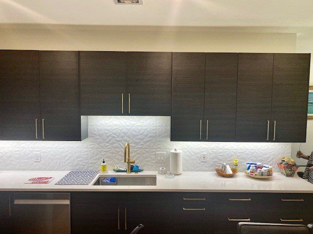 Home in Weslake Hills area of Austin, TX that had full kitchen remodel including new cabinets, new countertops, new backsplash, and whole house interior painting completed by Austin Painting and Cabinets