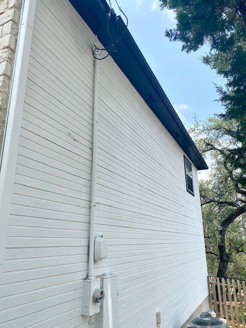 Home in Lake Travis area of Austin, TX that had full kitchen remodel including new cabinets, new countertops, new backsplash, and whole house interior painting and exterior painting completed by Austin Painting and Cabinets