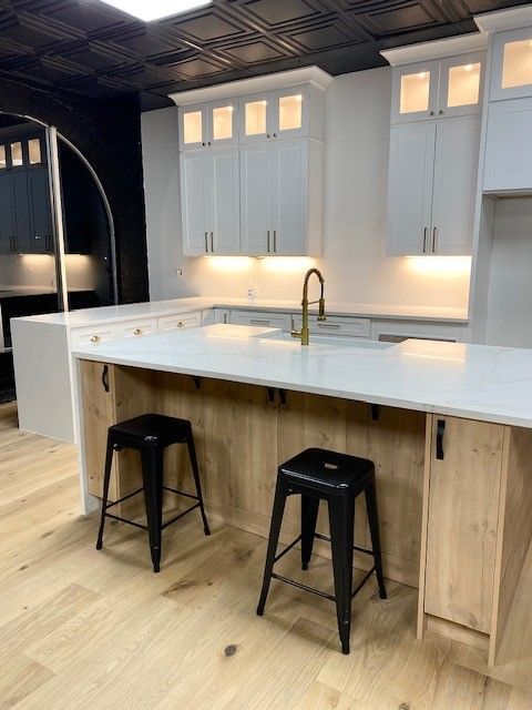 Showroom for Austin Painting and Cabinets in Austin TX displaying their kitchen cabients, new countertops, and new backsplash