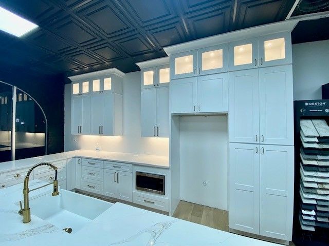 Showroom for Austin Painting and Cabinets in Austin TX displaying their kitchen cabients, new countertops, and new backsplash