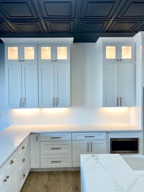 Showroom for Austin Painting and Cabinets in Austin TX displaying their kitchen cabients, new countertops, and new backsplash