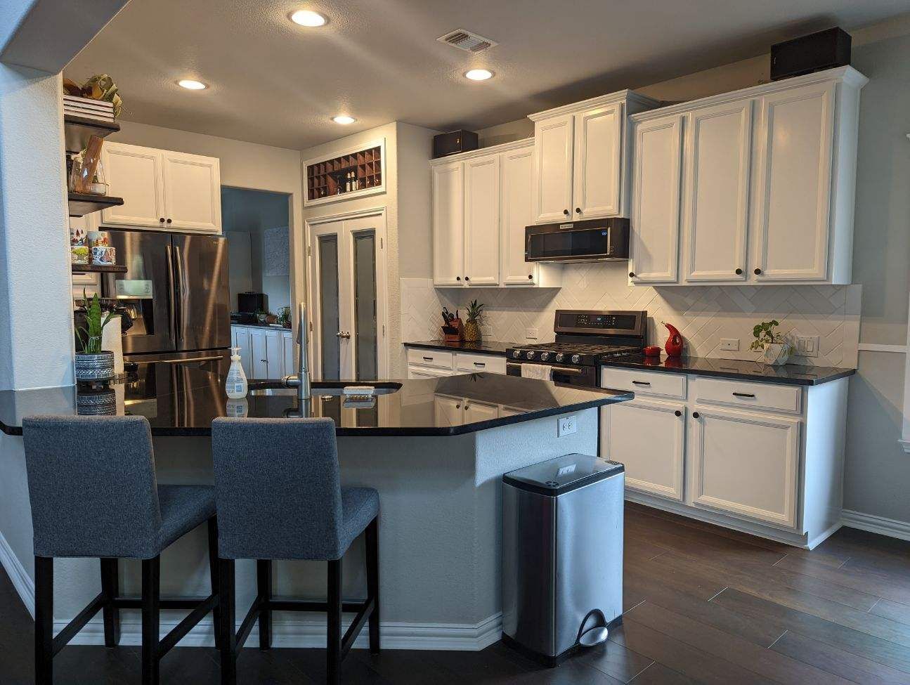 Oak Hill Austin kitchen remodel with Chantilly Lace cabinets, Silestone Iconic Black quartz
