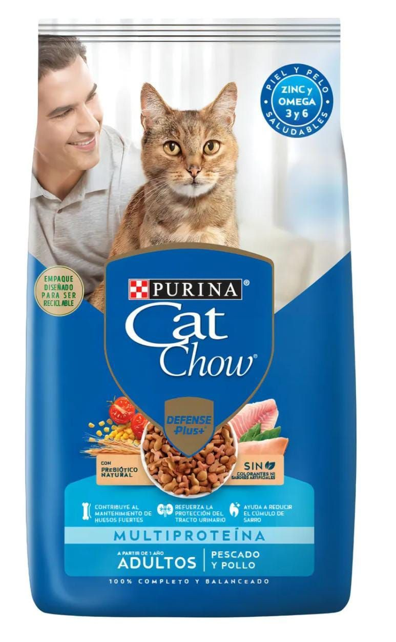 Bolsa de comida seca para gatos Purina Cat Chow con un gato, un hombre y un texto sobre un fondo azul.