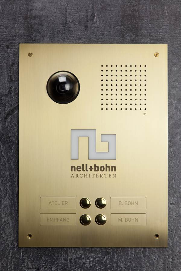 A doorbell with the name nella bohn on it