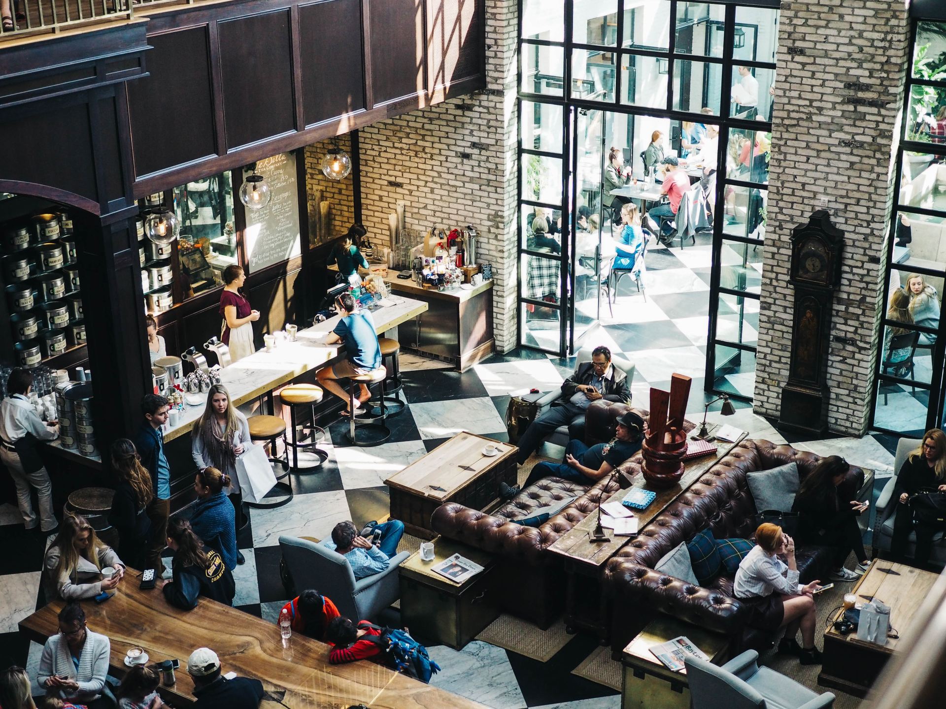 A group of people are sitting at tables in a restaurant.