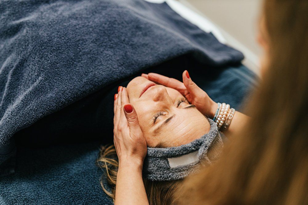 Gesichtsbehandlung Zürich | Facial | skinra.beauty Kosmetikstudio Zürich