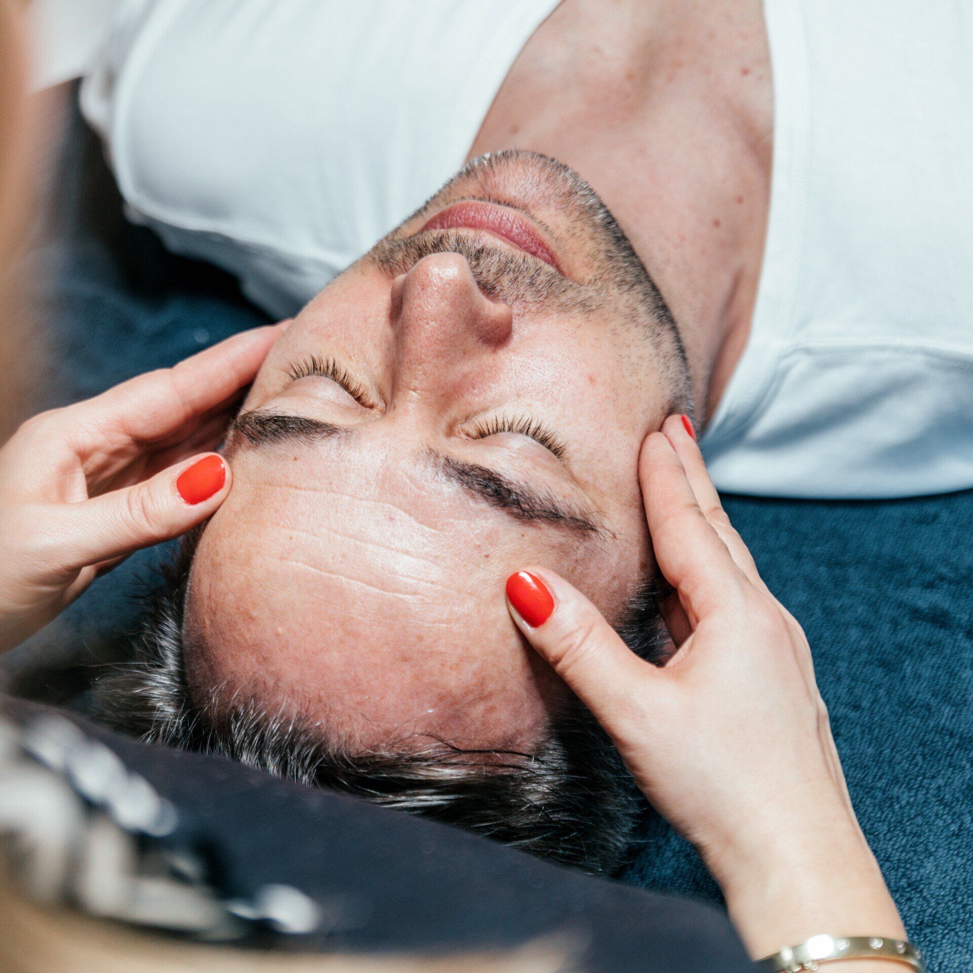 Kosmetische Gesichtsmassage gegen Falten Zürich | Reinigungsmassage mit Gesichtsmaske | Face Massage Zurich