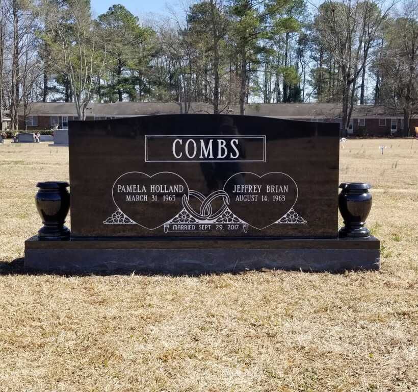 a black gravestone with the name combs on it