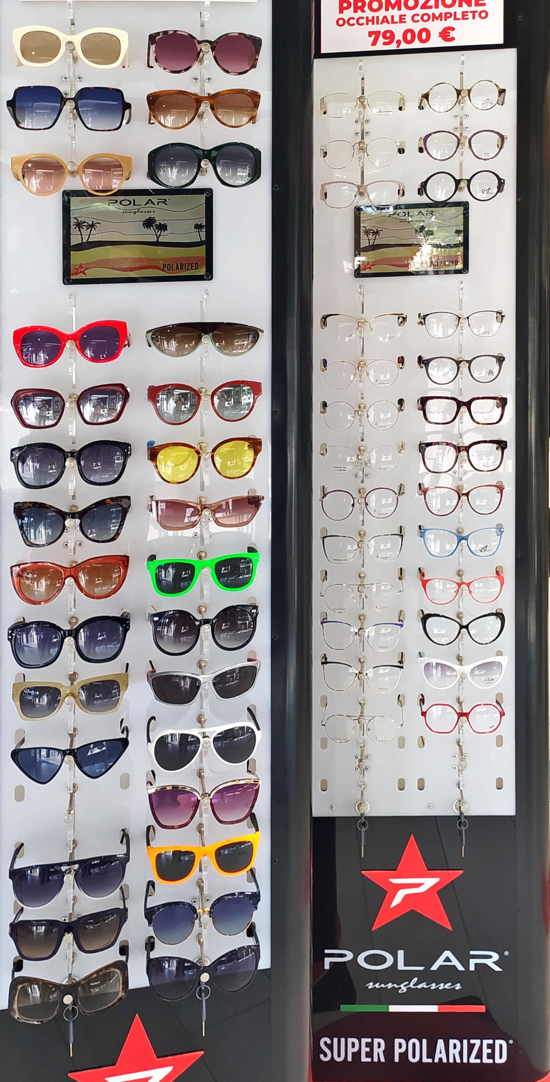 assortimento di occhiali da sole per uomo