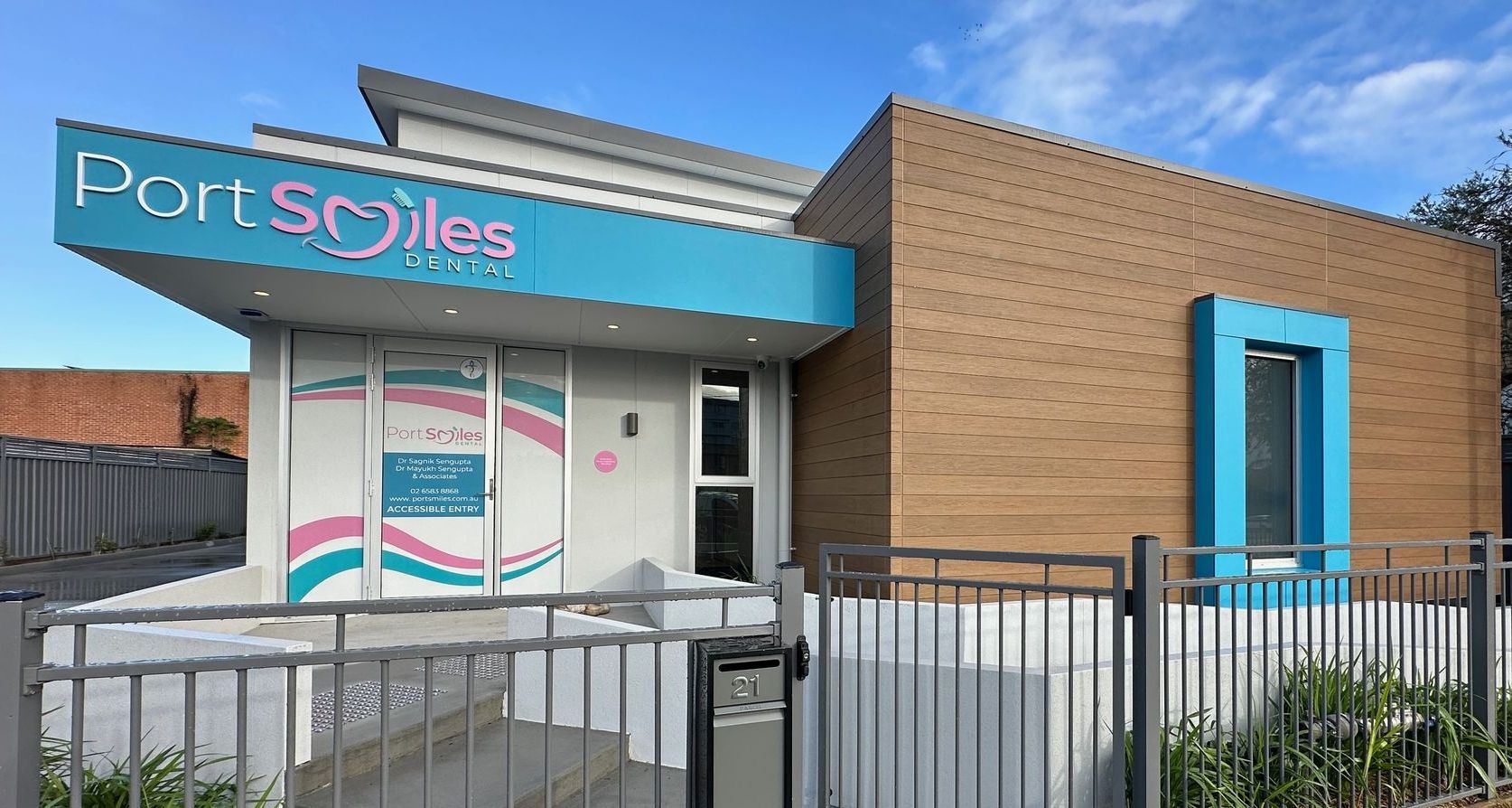 Dentist Port Macquarie and Bonny Hills. Cosmetic Dentist, General Dentist, Dental Implants, Invisalign, Orthodontics, Whitening, Emergency Dentist Port Macquarie. Emergency Dentist Lake Cathie