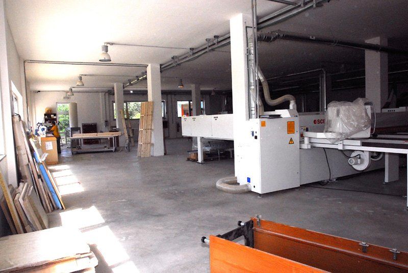 interno falegnameria con macchinari