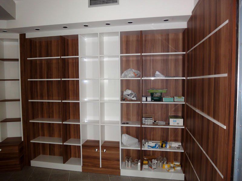 libreria e soprammobili
