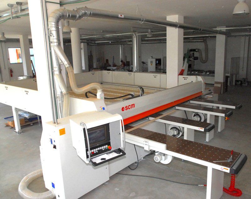 attrezzature per lavoro legno al lavoro