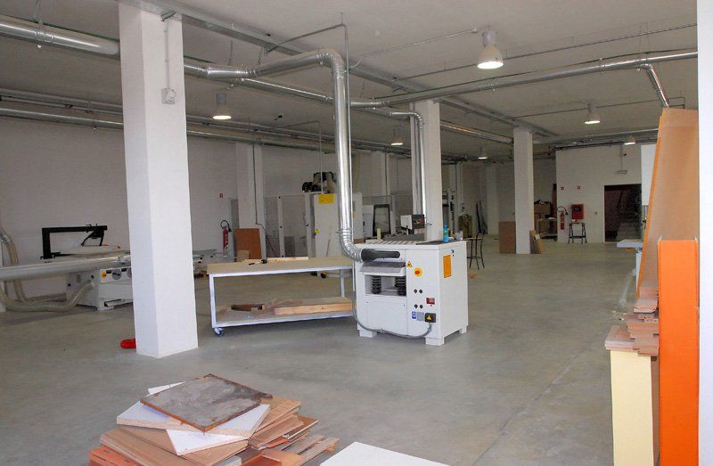 attrezzature per lavoro legno in funzione