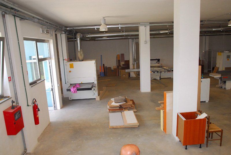 magazzino con macchinari per il legno