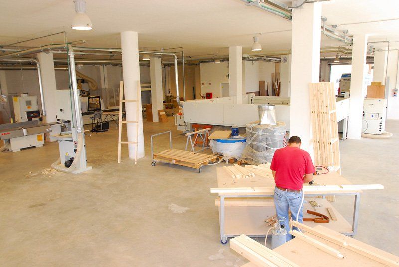macchinari per il legno e operaio al lavoro