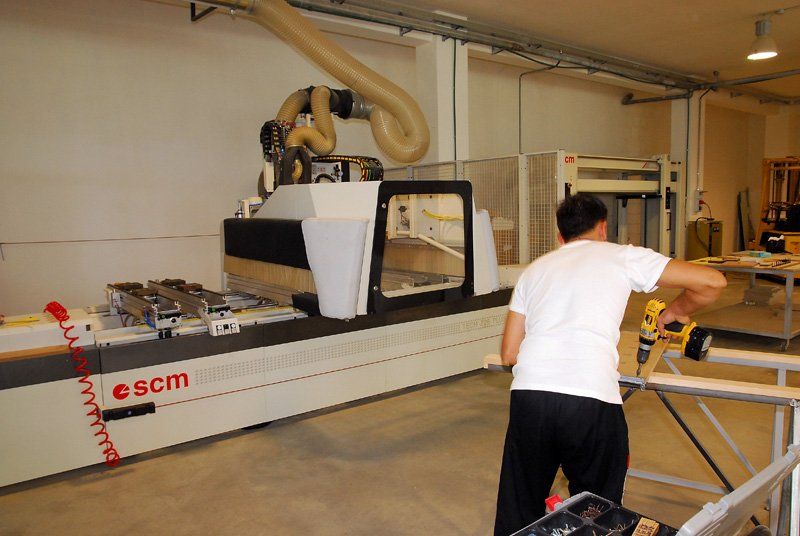 operaio e macchinari per il legno