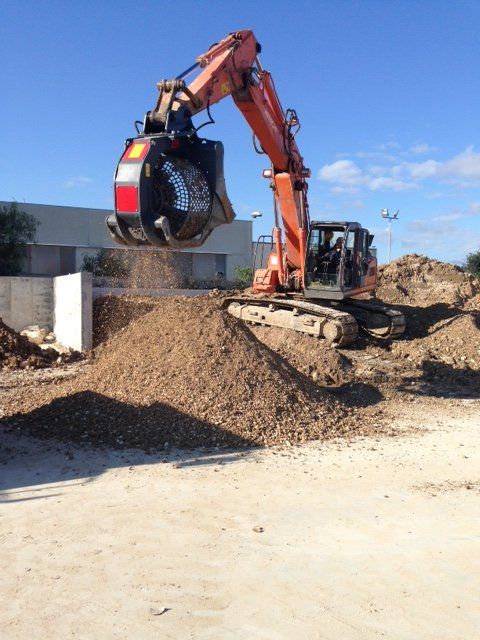 escavotore con benna vagliatrice