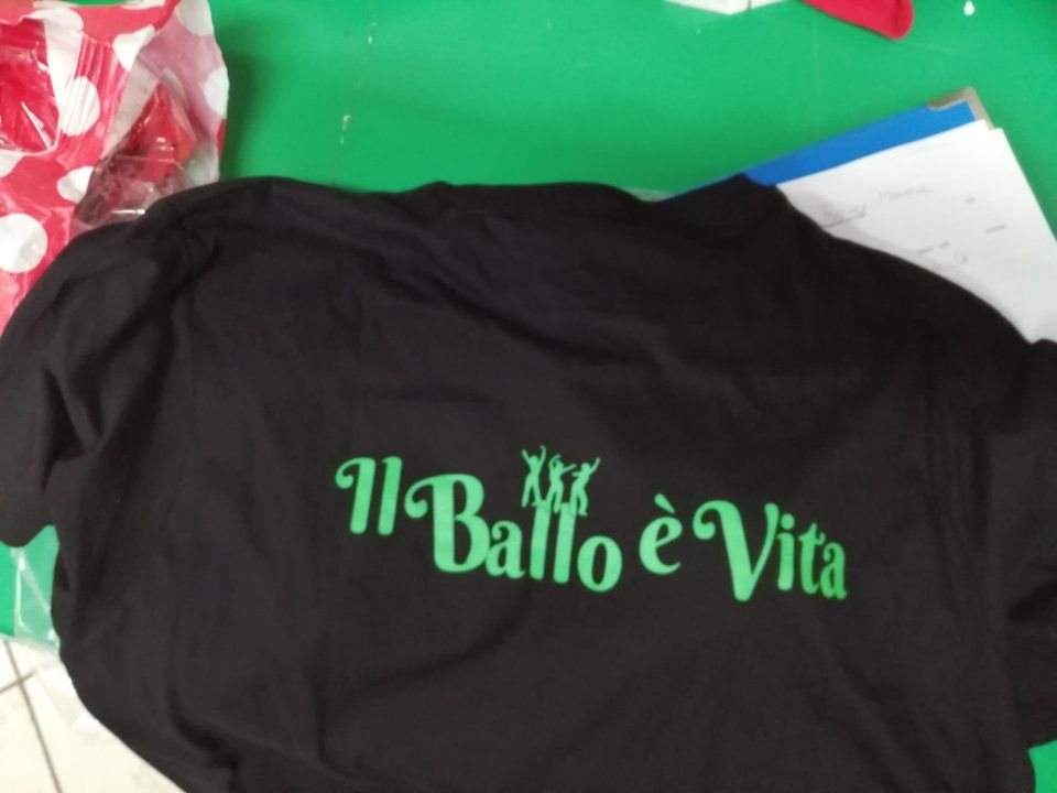 t-shirt con scritta e grafica