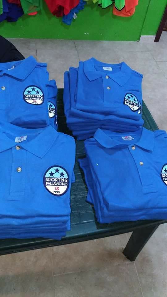 t-shirt polo con sponsor