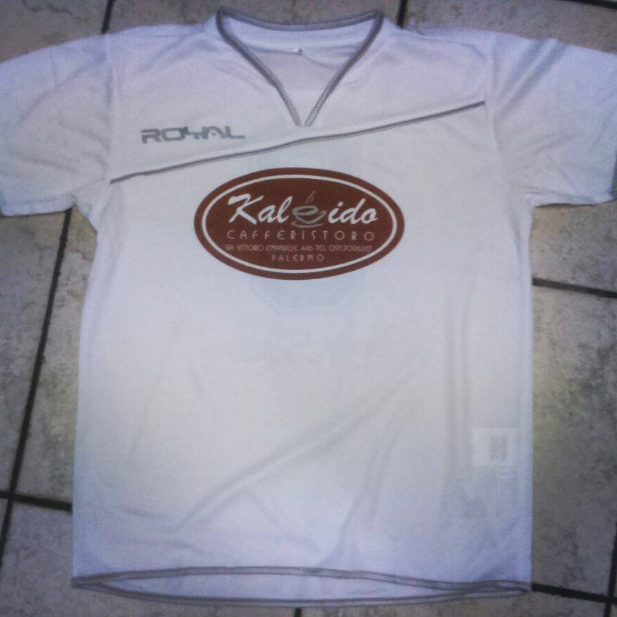 maglia con sponsor stampato