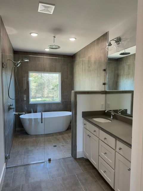 Lindsey custom homes custom design master bathrooom