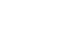 Primo piano delle mani di una persona che tengono uno smartphone rettangolare di colore scuro, su uno sfondo bianco sfocato.