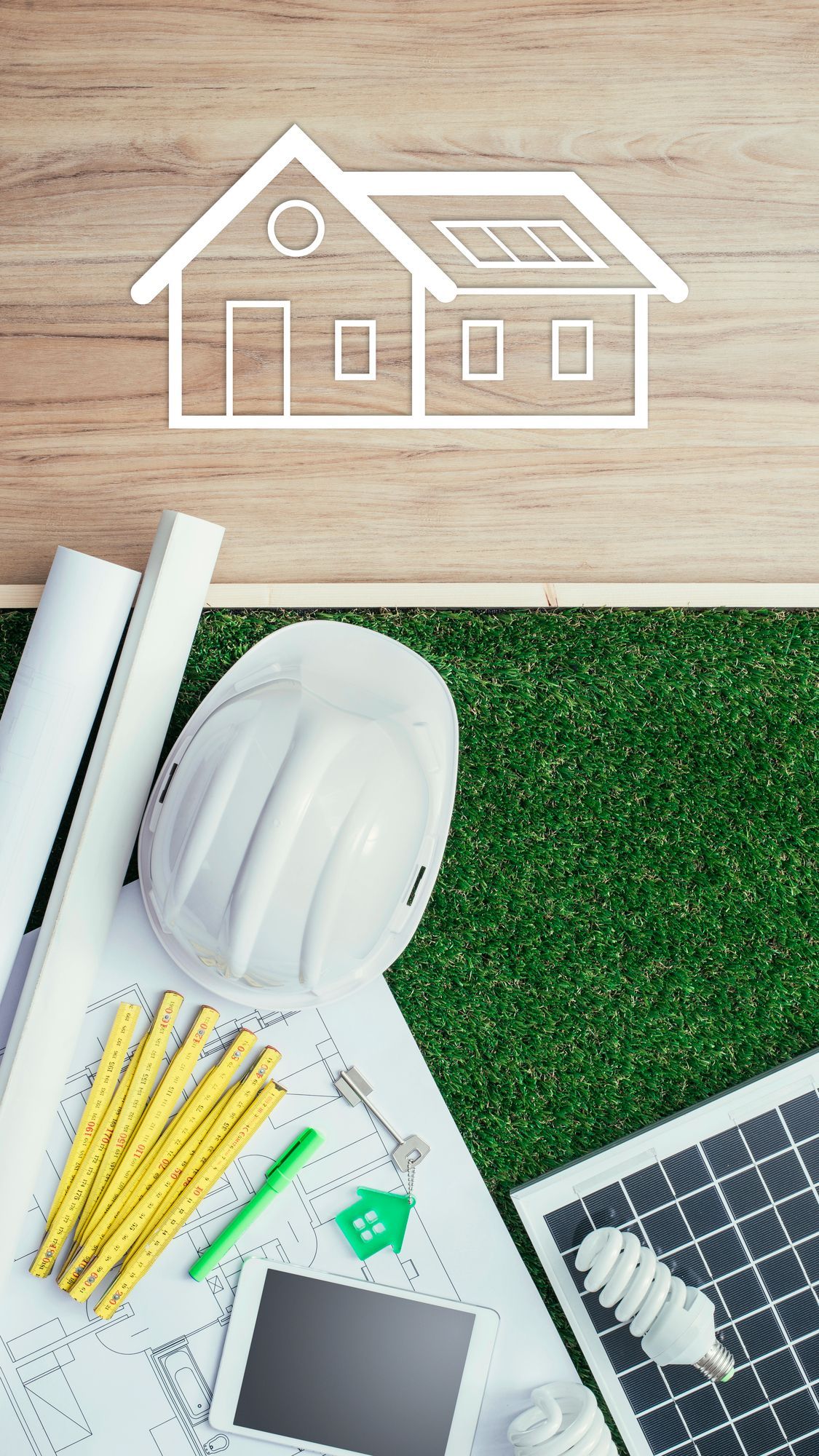 Ícono de casa sobre planos de construcción, casco y panel solar, promoviendo la construcción sustentable.