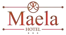 Logotipo naranja del Hotel Maela con un icono circular sobre el nombre.