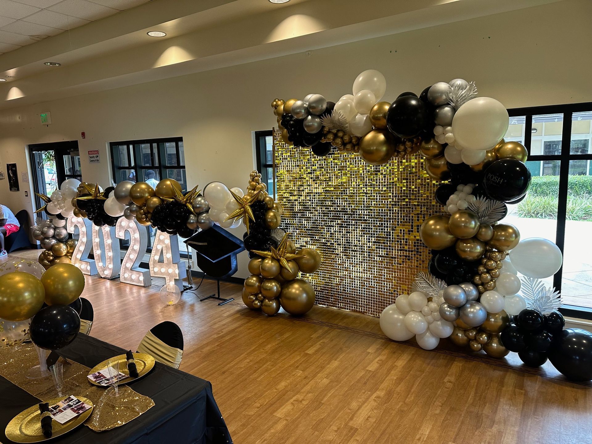 A room filled with balloons and a sign that says `` 2021 ''.