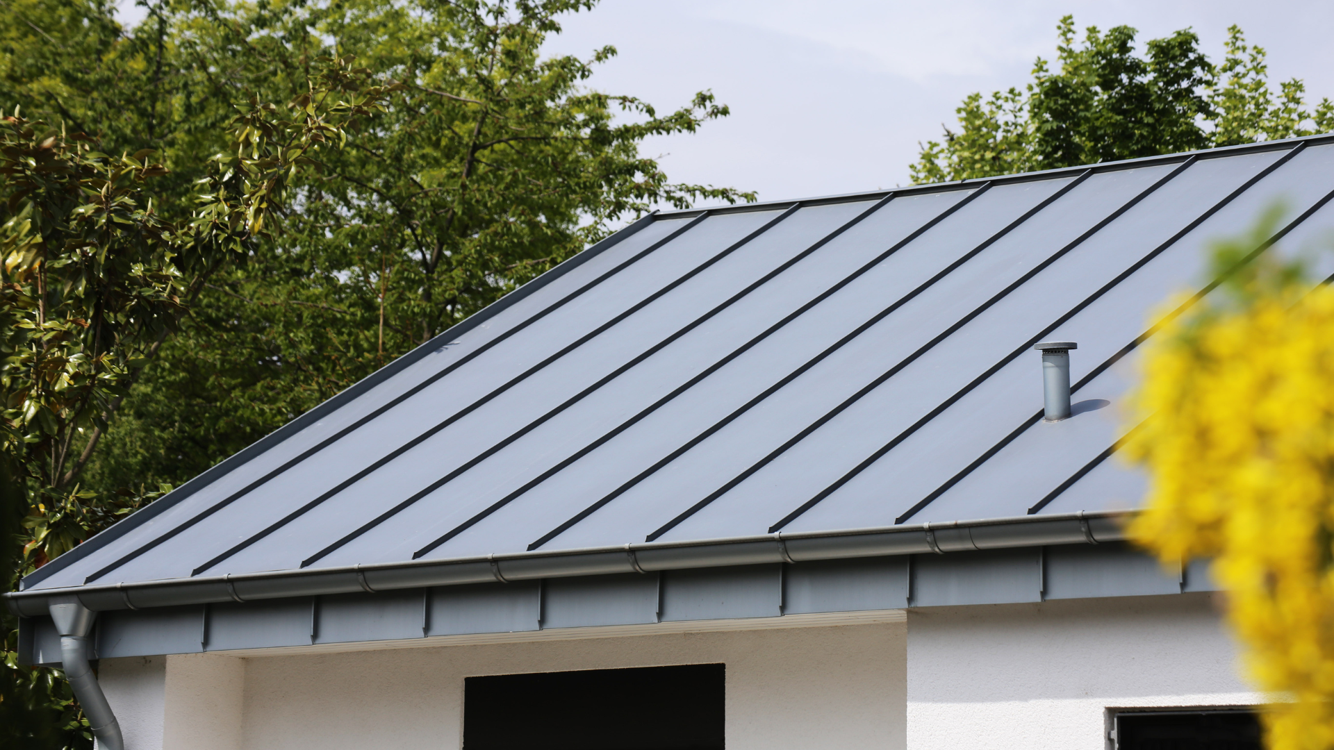 How much does a 2000 sq ft metal roof cost