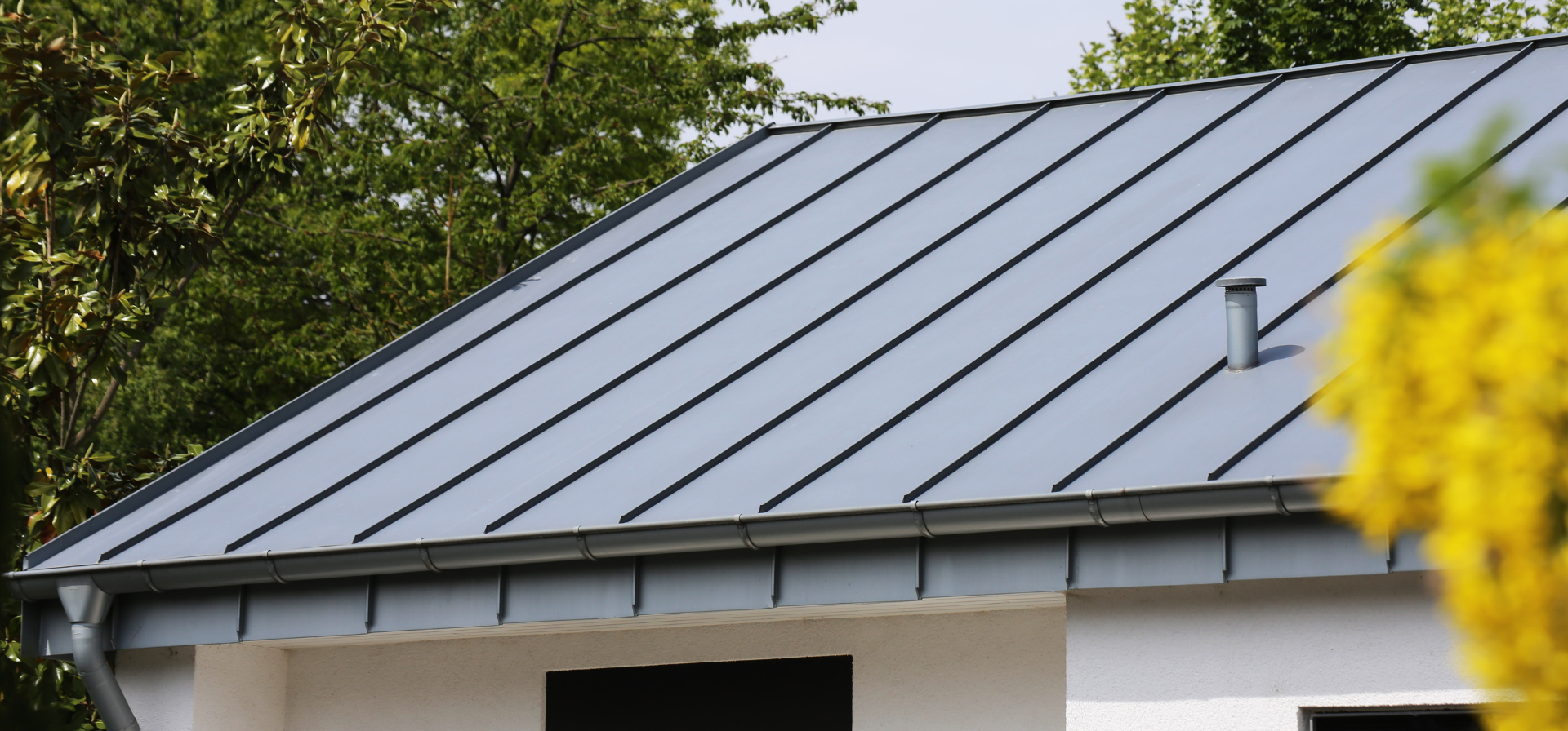 How much does a 2000 sq ft metal roof cost?