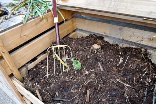 A pile of wood chips is sitting on the ground.