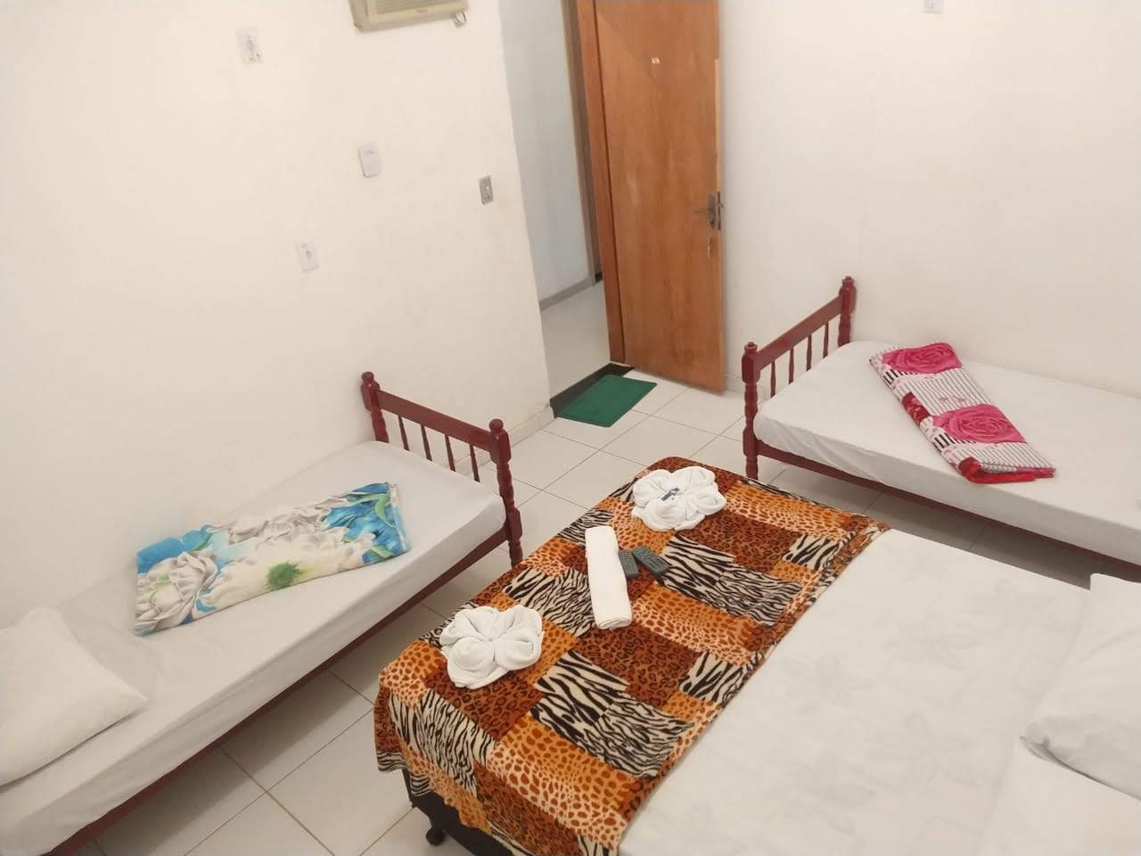 Um quarto com duas camas e uma mesa com toalhas