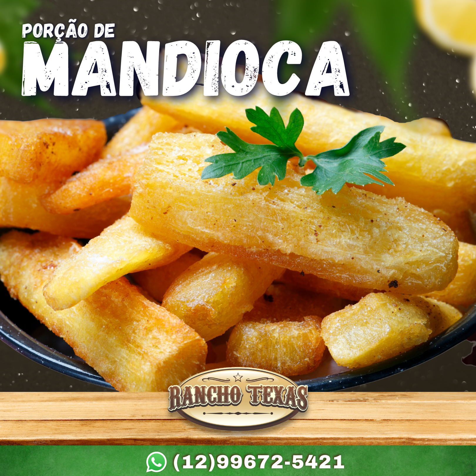 Um close de uma tigela de mandioca com salsa por cima