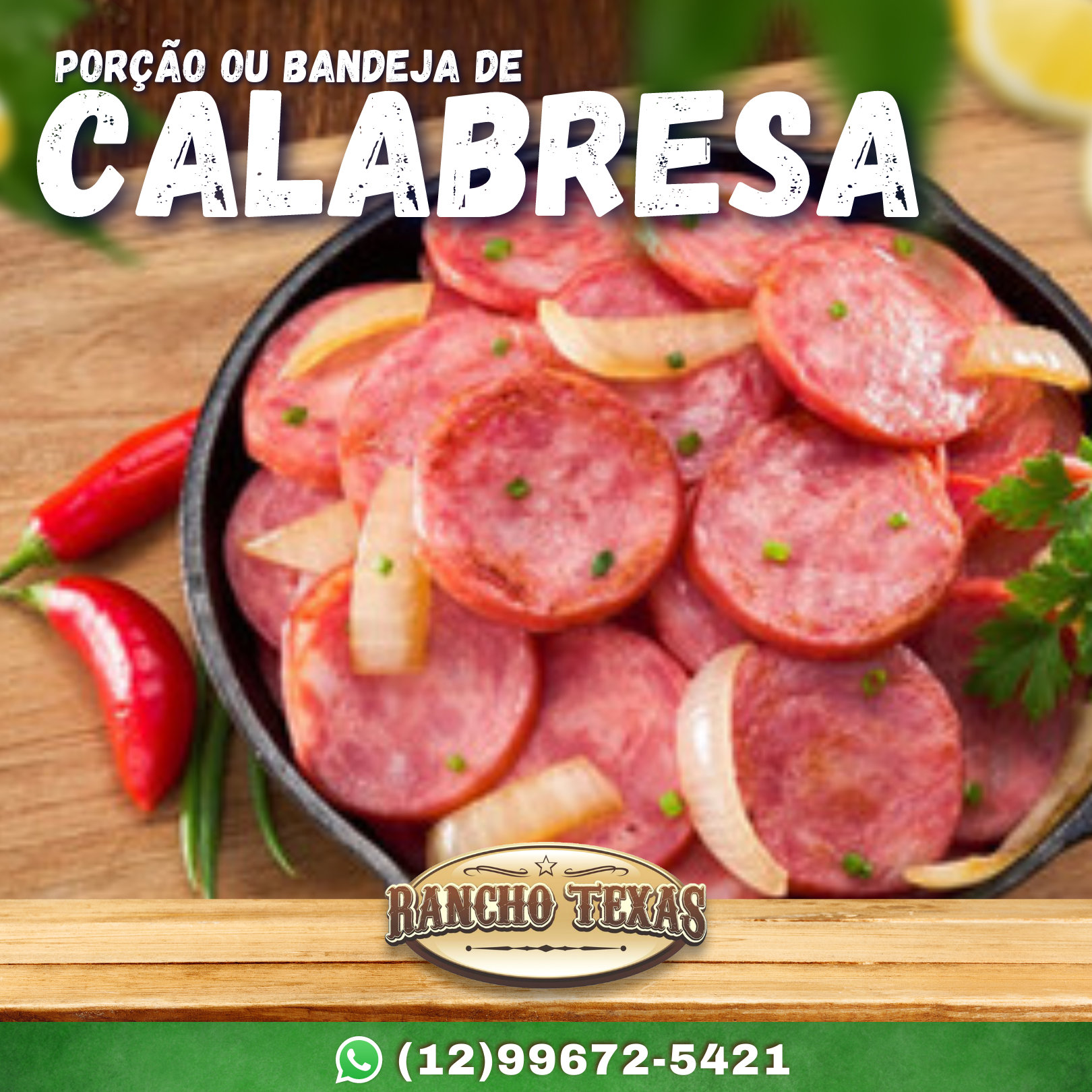 Uma tigela de salsicha fatiada e cebola sobre uma mesa de madeira.