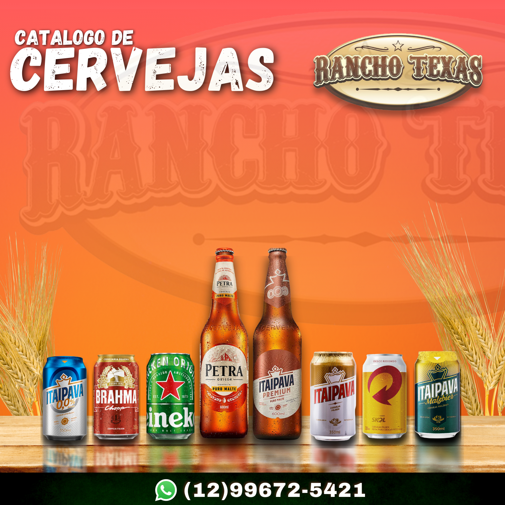 Uma fileira de garrafas e latas de cerveja sobre uma mesa de madeira.